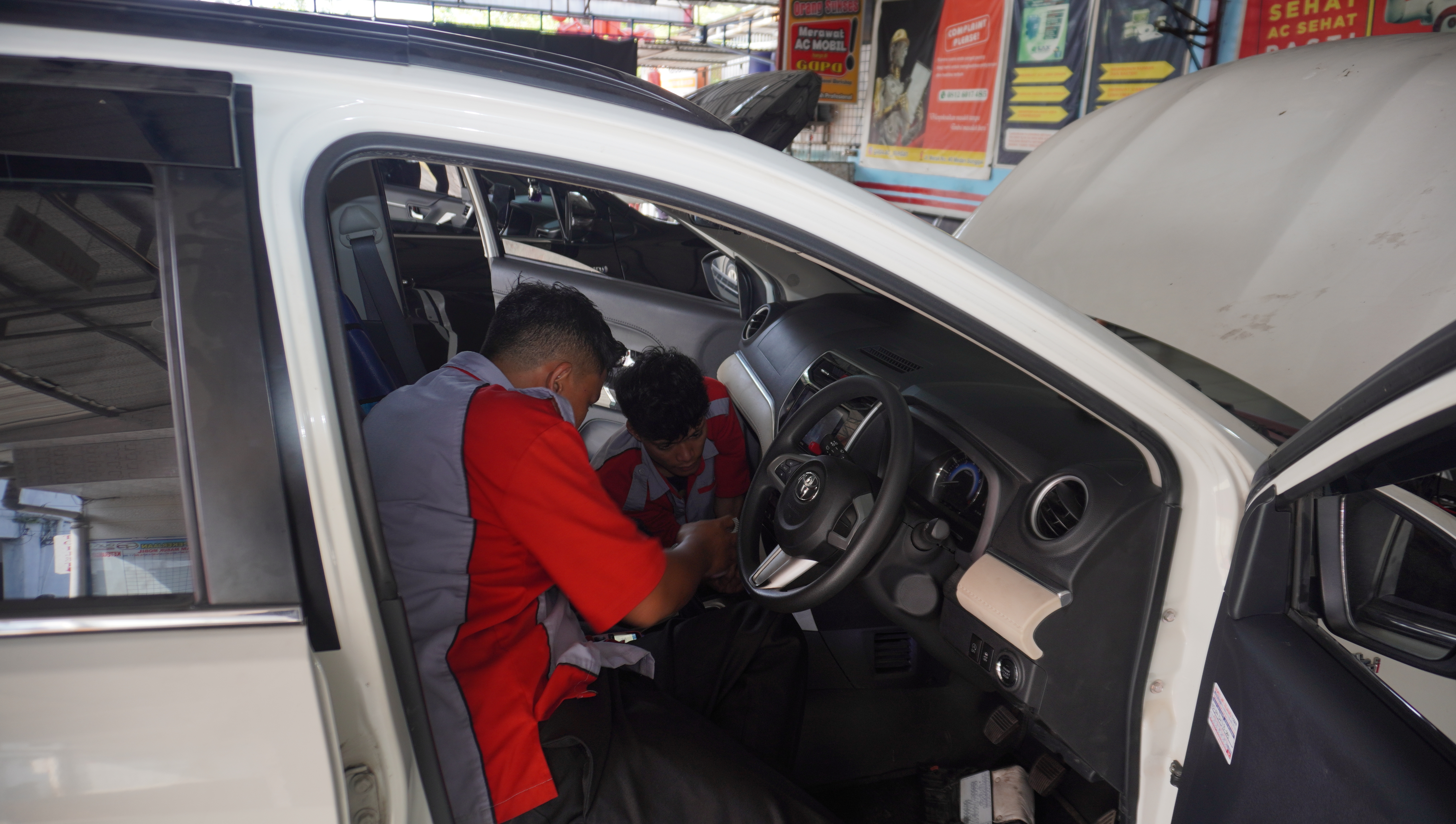 Service AC Mobil Isi Freont AC Mobil